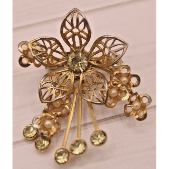 Peridot and Pearl Flower Floral Pin Brooch Lapel Hat Elegant Jewelry Vintage - Picture 1 of 12